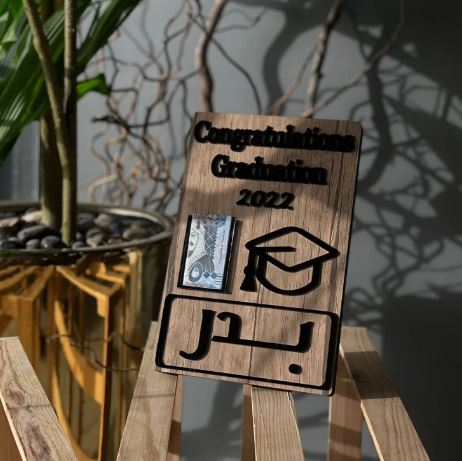 ستاند خشب للتخرج