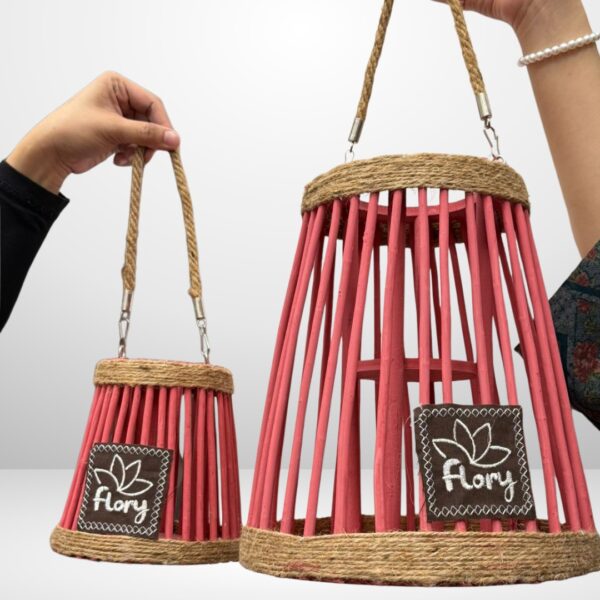 فانوس خشبي بمقبض من الحبال من Flory - ألوان متعددة