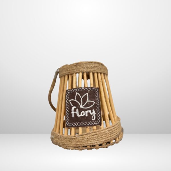 فانوس خشبي بمقبض من الحبال من Flory - ألوان متعددة