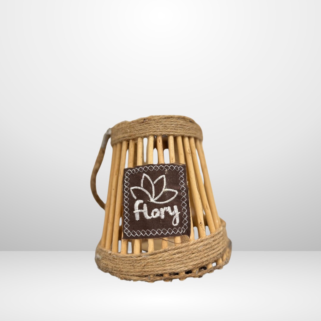 فانوس خشبي بمقبض من الحبال من Flory - ألوان متعددة