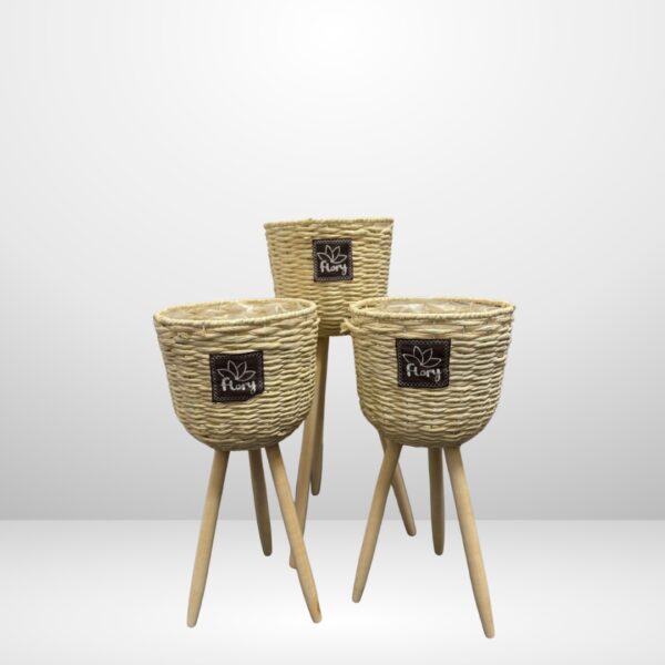 مجموعة أصص خشبية باللون البني على أرجل - 3 قطع