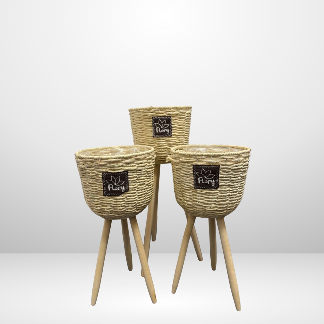 مجموعة أصص خشبية باللون البني على أرجل - 3 قطع