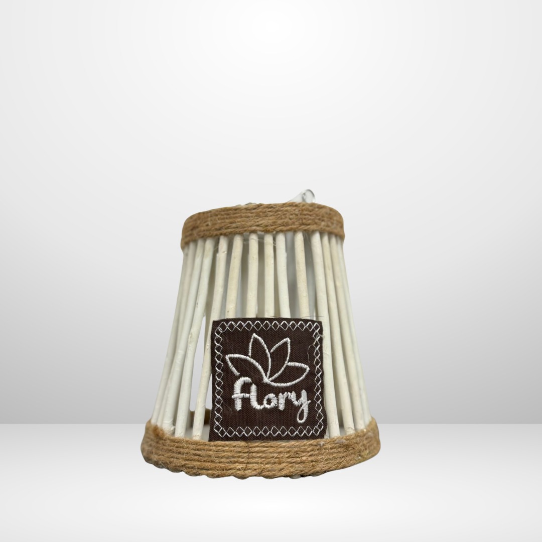 فانوس خشبي بمقبض من الحبال من Flory - ألوان متعددة