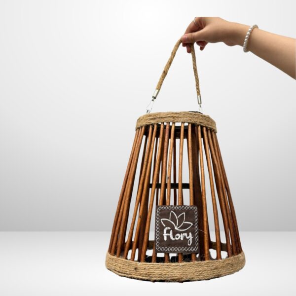 فانوس خشبي بمقبض من الحبال من Flory - ألوان متعددة