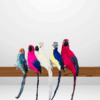 تماثيل ببغاوات ملونة للزينة على مجسم