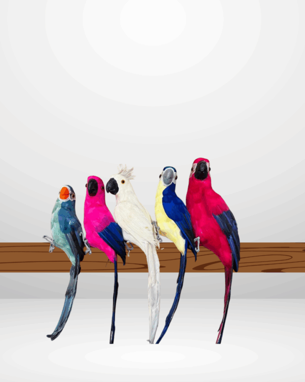 تماثيل ببغاوات ملونة للزينة على مجسم