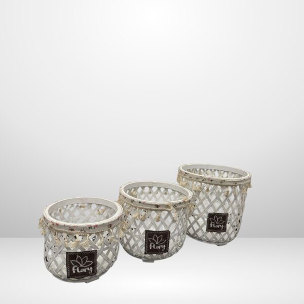 مجموعة أصص بيضاء بتصميم شبكي مزينة بخرز